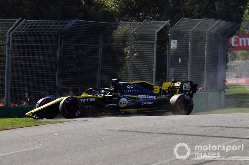 Daniel Ricciardo, Renault F1 Team R.S.19, damages his front wing at the start