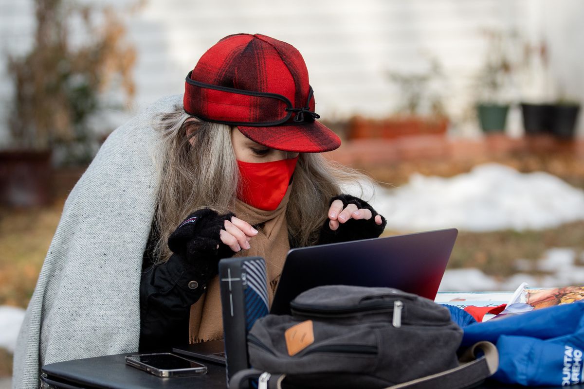 Tracy Royer, who teaches mixed pre-k students at Gale Community Academy, teaches her class outside Chicago Public Schools Board President Miguel del Valle’s home in the Cragin neighborhood, Wednesday morning, Jan. 13, 2021.